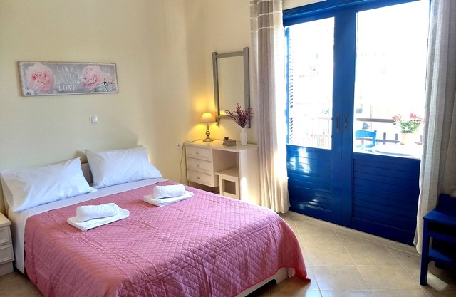 2-Bedroom traditional house in Platanias, w private garden, only 100m to beach!