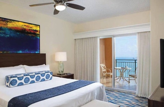 2-bedroom villa in Fort Lauderdale WiFi, AC, Living Room, Dining Room, Kitchen.