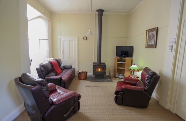 2 bedroomed self cont budget fam suite, real wood fire central heating/air con