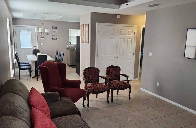 2 Bedrooms Apt near Univeristy