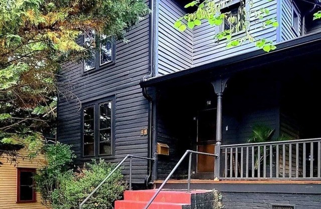 2 Block to downtown. Victorian Bungalow Meets Chic Urban Loft