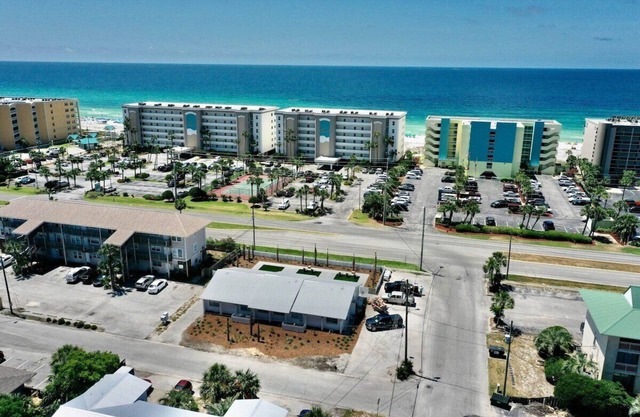 2 BR 2 BA Beach Cottage + Pickleball Fun