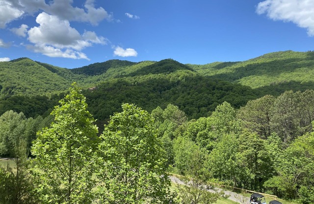 2 BR/2 BA Condo/Stunning Mountain & Golf Views, Harrahs Casino, Train, Pool