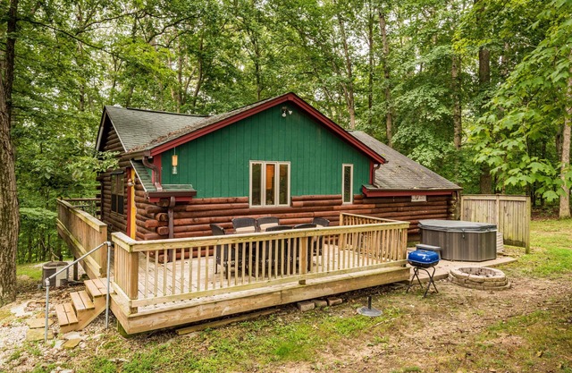 2 BR, 2 BA Log Cabin with Hot Tub, pet friendly