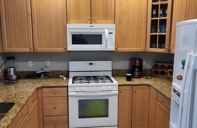 2 BR Condo with pool, Tennis, Basketball courts, gym, & close to Rehoboth Beach