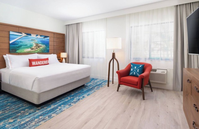 2 Bright and Modern Studio Suite with Pool View