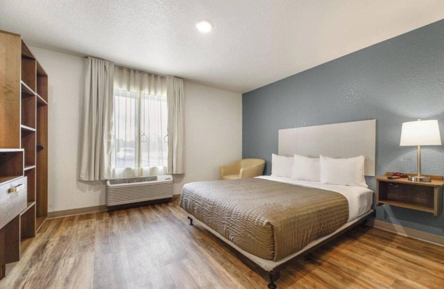 2 Bright Queen Units w/Kitchenette – Great Value Near City Hotspots