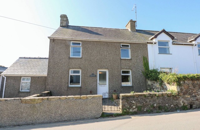 2 BRYN HYFRYD, pet friendly, country holiday cottage in Abersoch