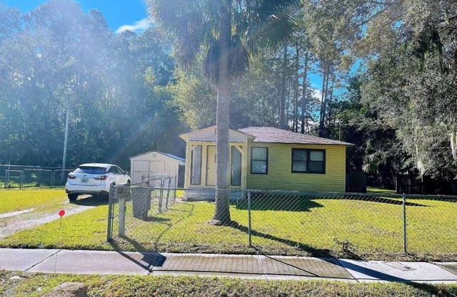 2 Cozy bedroom house W/huge patio!