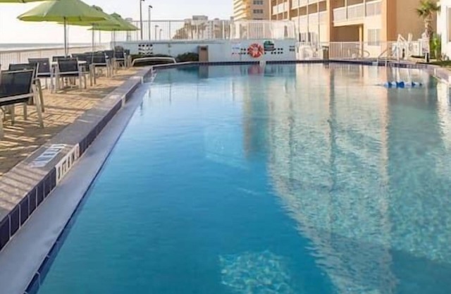 2 Daytona SeasBreeze Resort, Pool, Hot Tub
