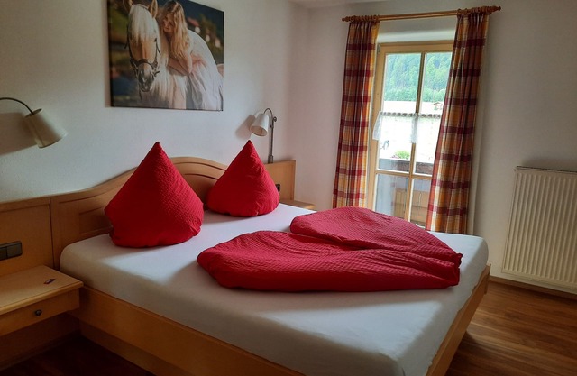 2) Drei-Raum-Ferienwohnung 57qm, 2-4 Personen, Dusche/WC, 2 Extra-Schlafzimmer, Küche, Balkon