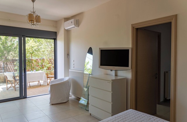 2-floor house, free parking, 10 min from city center, for families and groups.