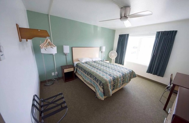 2 GIG Internet Backed WiFi Rewak Studios Near Airport and University!