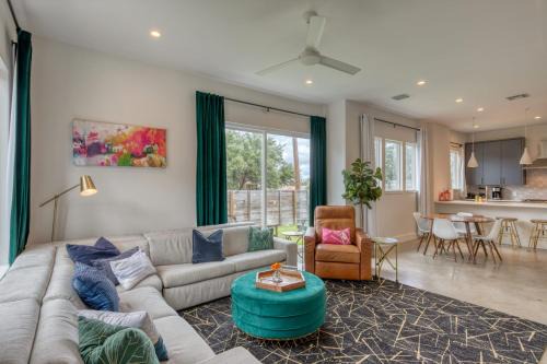 2 Homes in 1 Centrally located near SoCo