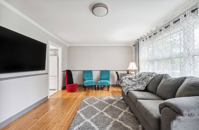 2 King Bdrms and 1 Queen Bdrm! 20 minutes to O'Hare Airport! Parks and Shopping!