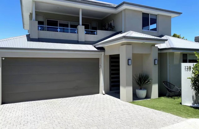 2 Kitchens, 6 Bedrooms, 4 Bathrooms Perfect for groups Close to beach/park/shops