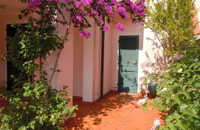 2 km from the village and the beach of Procchio. Beautiful porch