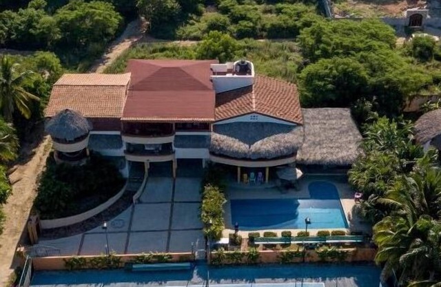 2 Level Suite, Villa Casanuna, Starlink, Tennis court, Security, Tropical luxury