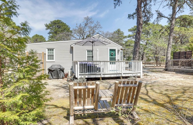 2 Mi to Coastline: Cozy Wellfleet Escape w/Deck