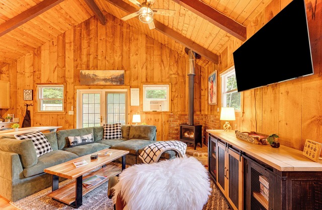 2 Mi to Conway: Cozy Cabin w/Grill & Yard!