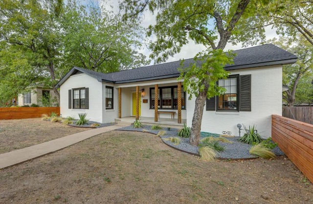 2 Mi to Downtown Austin Family Home with Porch!