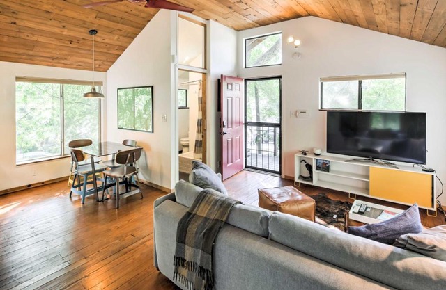 2 Mi to Dtwn Pet-Friendly Austin Studio with Yard