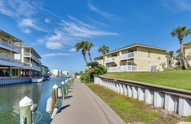 2 Mi to HarborWalk Village: Cozy Condo w/Balcony