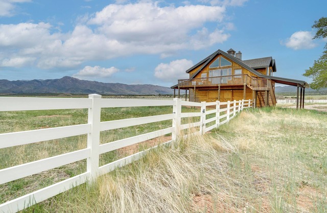 2 Mi to Kolob Canyons: Serene Studio w/Views