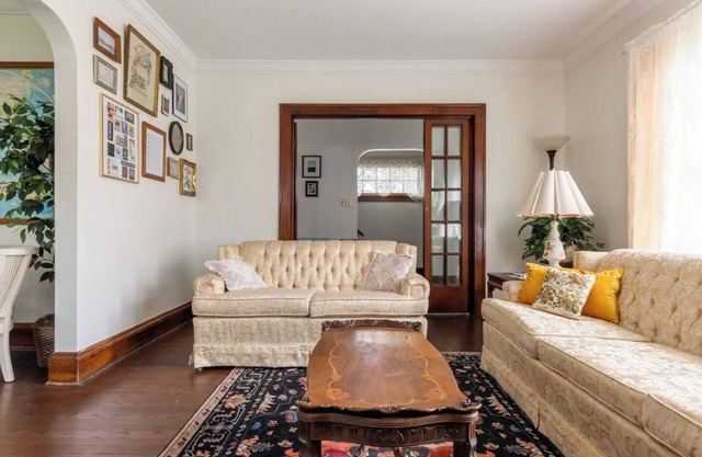 2 mi to Lake, 15 mi to Downtown CLE, Blocks from CCF/UH Euclid/Hospice, Antique Home, Fast WiFi, A/C, King Bed, Soaking Tub
