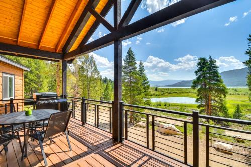 2 Mi to Lake Stunning Twin Lakes Home with Deck