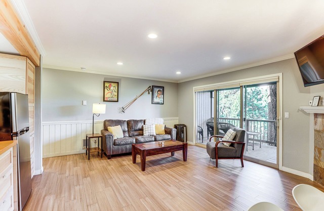 2 Mi to Riverfront Trails: Bend Condo w/Balcony!