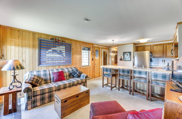 2 Mi to Snowshoe Resort: Townhome w/Deck!