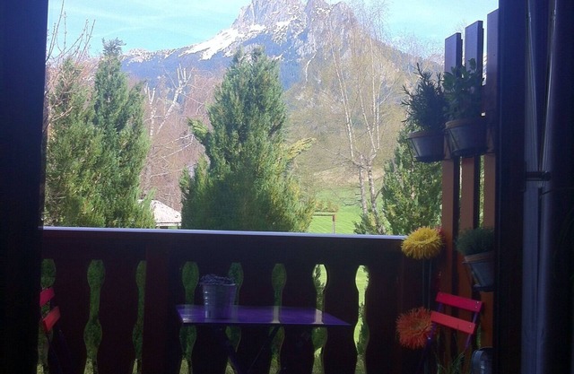 2* mountain and ski WIFI apartment with balcony, mountain and nature views.