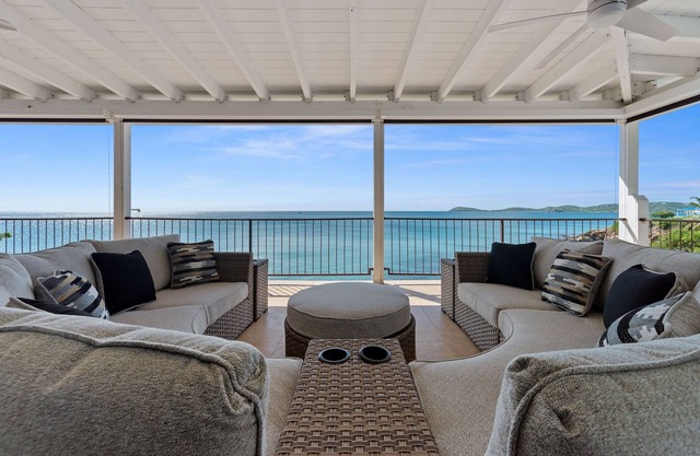 2 oceanfront suites with water access! Solar/batt