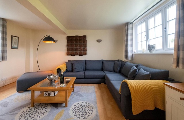 2 Ogilvie Lodge - sleeps 6 guests in 3 bedrooms