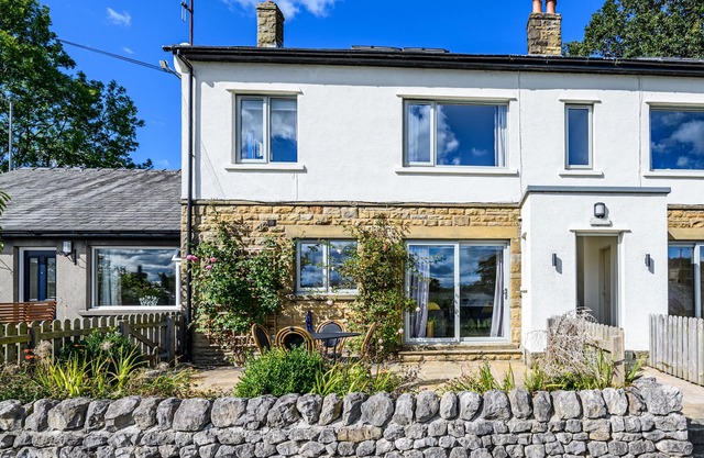 2 ORCHARD LEIGH, pet friendly, with open fire in Austwick