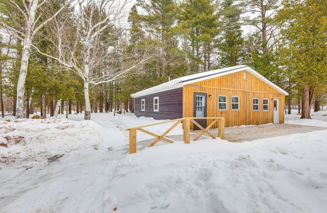 2 Ponds & Trail Access: Peaceful Cabin in Calumet!