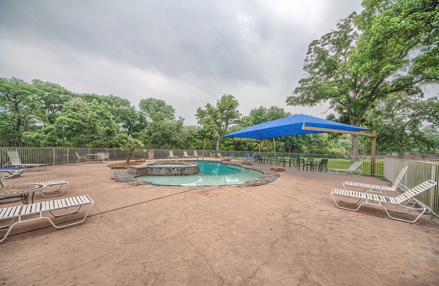 2 Pools, 4 Hot tubs on the Guadalupe River! Walk to Schlitterbahn!