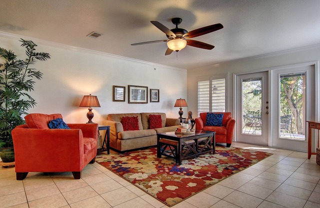 2 Pools, 4 Hot tubs on the Guadalupe River! Walk to Schlitterbahn!
