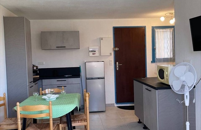 2-room apt with pool and parking, 850m from the beach