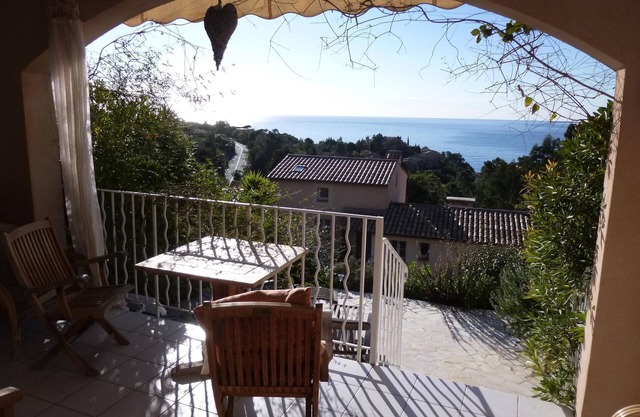 2-room apartment with sensational sea view, south-facing, close to the beach.