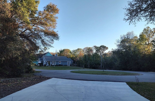 2 Room suite & huge deck with sunset views.nJust 7 Minutes walk to Seaside Parkn