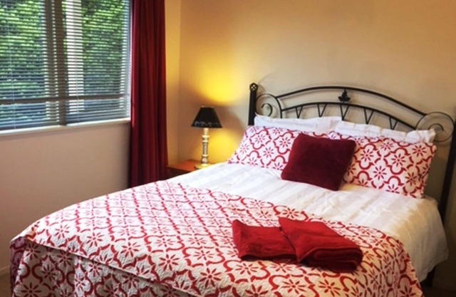 2 seperate sleeping areas, kitchenette & pool. Good for families and groups.