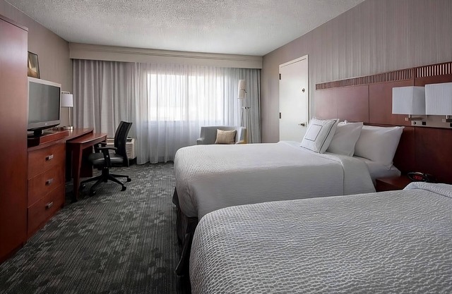 2 Spacious Good-Value Accommodations! Pet-Friendly, Free Public Parking