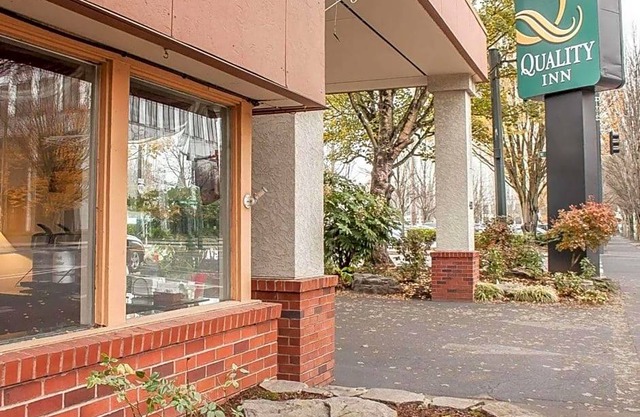 2-Star Hotel ∙ Quality Inn Downtown Convention Center Portland