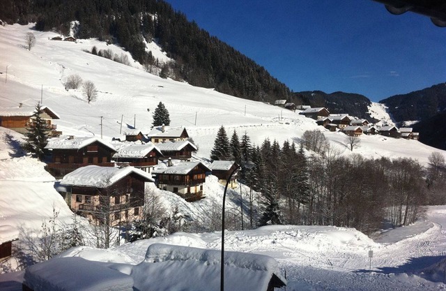 2-Star Ski-In/Ski-Out Apartment for 5, Arêches-Beaufort