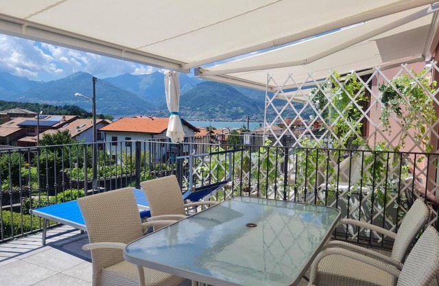 2-storey apartment with lake view, terrace, swimming pool, in the centre, quiet