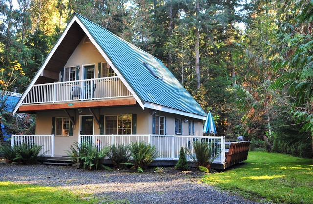 2-Story Chalet, clean, 3Br/2Ba in Snowline, best rates, WiFi and Hot Tub
