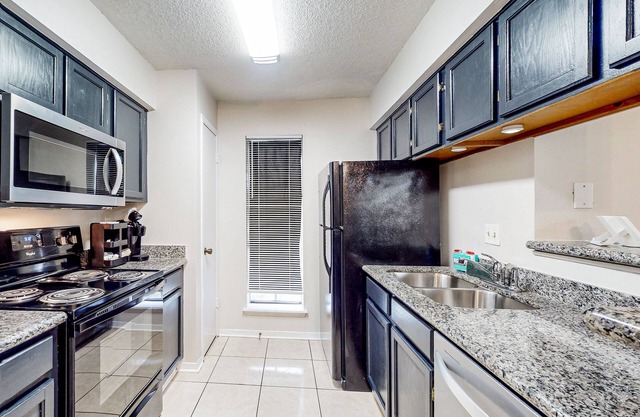 2-story condo with pool, balcony, parking & great Briar Forest location-Dogs ok