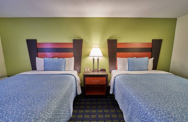 2 Units with Hot Tub, Indoor Pool, Mini Golf, & Free Breakfast Offered Daily